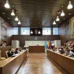 La oposición en Leganés impide el pago de una factura de 311 euros por la colocación de placas en las calles del año 2021