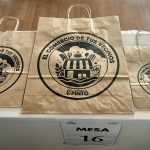 Pinto reparte un año más 50.000 bolsas reutilizables entre los comerciantes para la campaña de Navidad