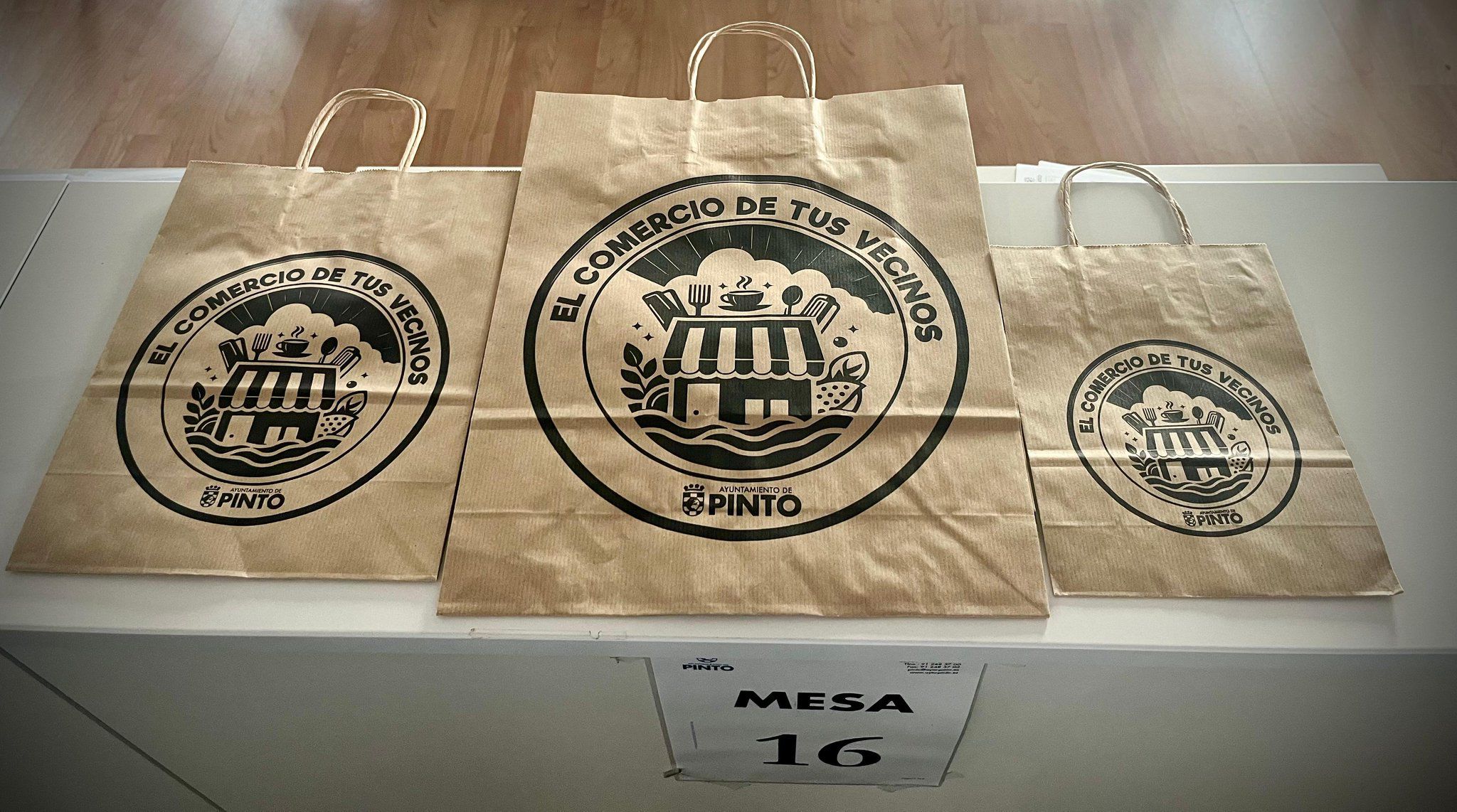 Pinto reparte un año más 50.000 bolsas reutilizables entre los comerciantes para la campaña de Navidad