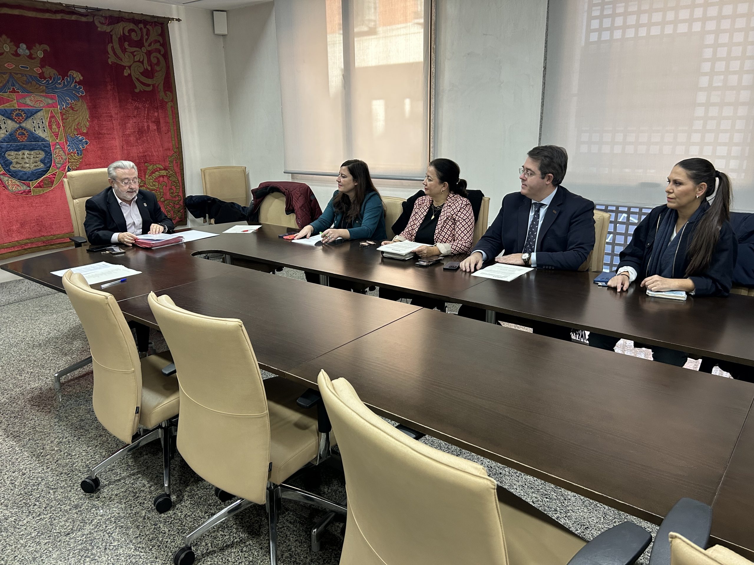 EMSULE estudia emprender acciones legales por las reiteradas ausencias de los concejales de la oposición a los Consejos de Administración