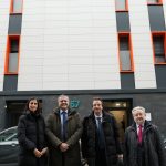 Recuenco y Rodrigo visitan un edificio rehabilitado en la calle Guante de Leganés
