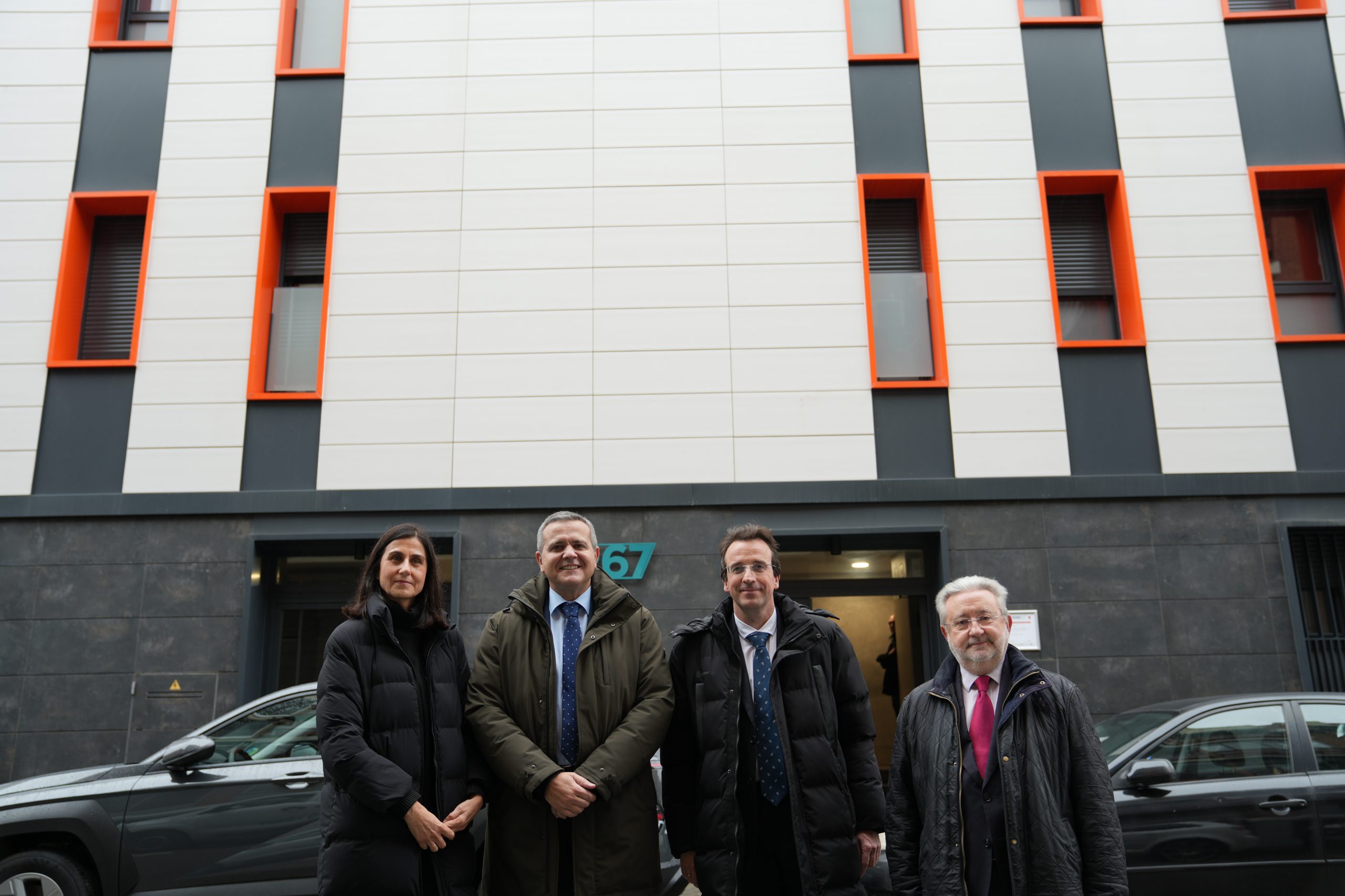 Recuenco y Rodrigo visitan un edificio rehabilitado en la calle Guante de Leganés