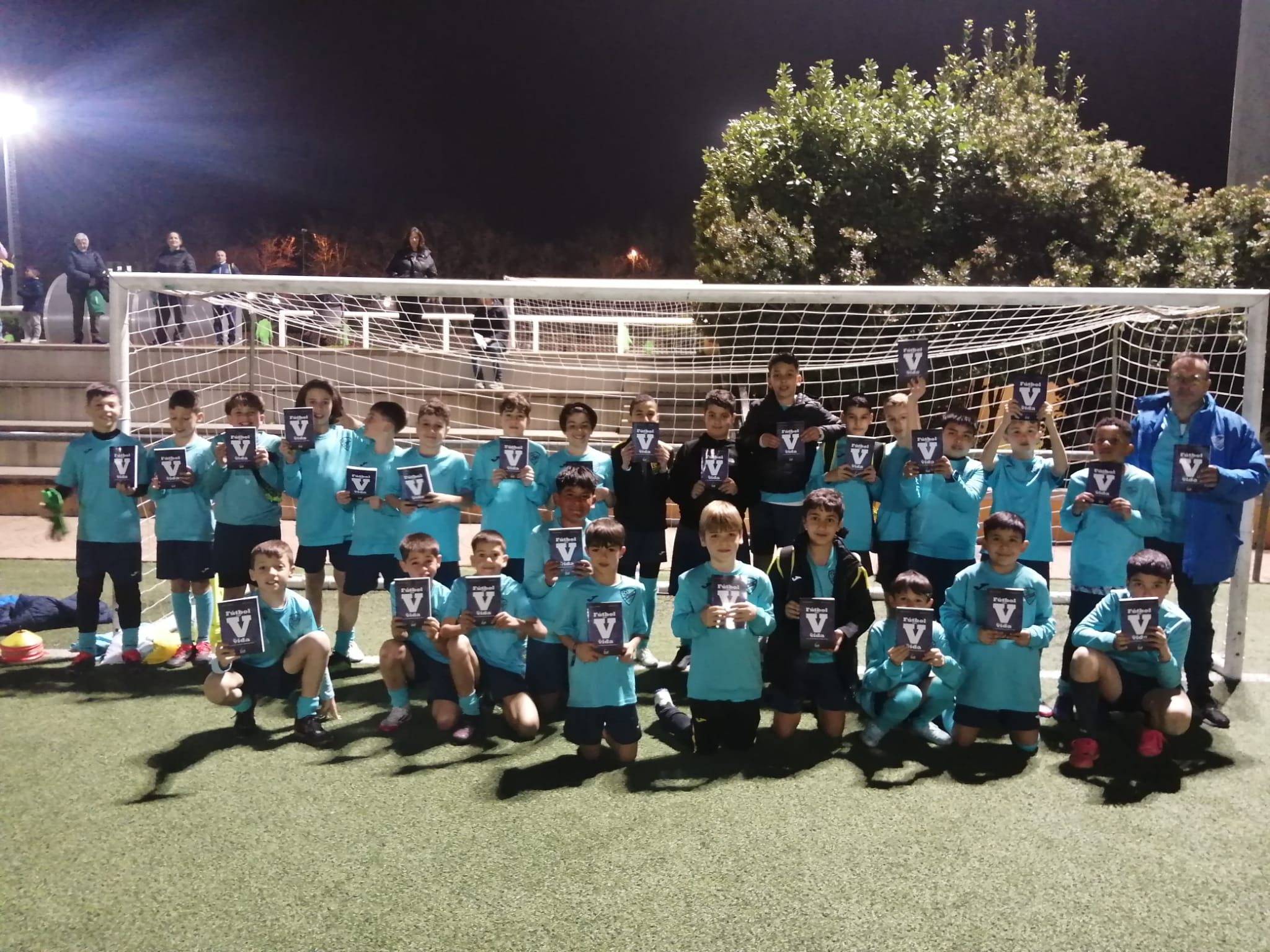 El Club de Fútbol Legasur Rayo impulsa la formación en valores de sus jugadores con la donación de 360 libros “Fútbol con V de Vida”