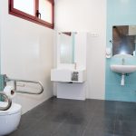 El Hospital público de Getafe instala un baño adaptado para personas ostomizadas