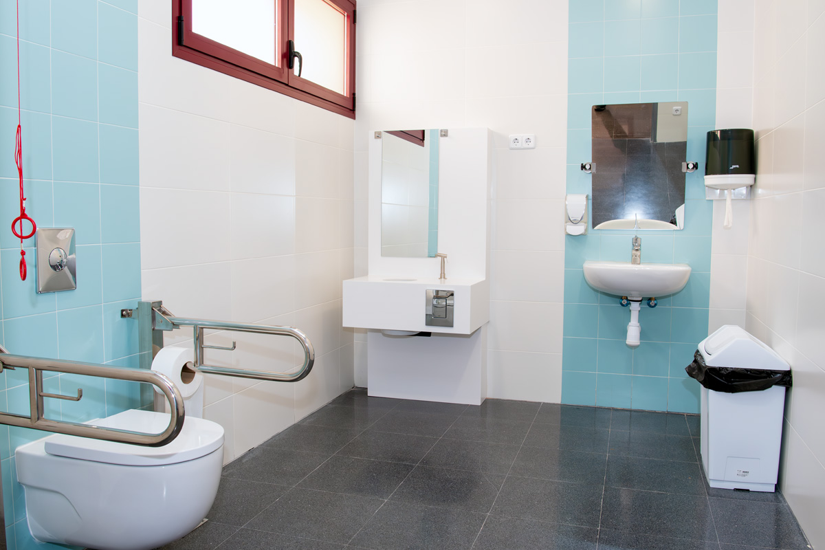El Hospital público de Getafe instala un baño adaptado para personas ostomizadas