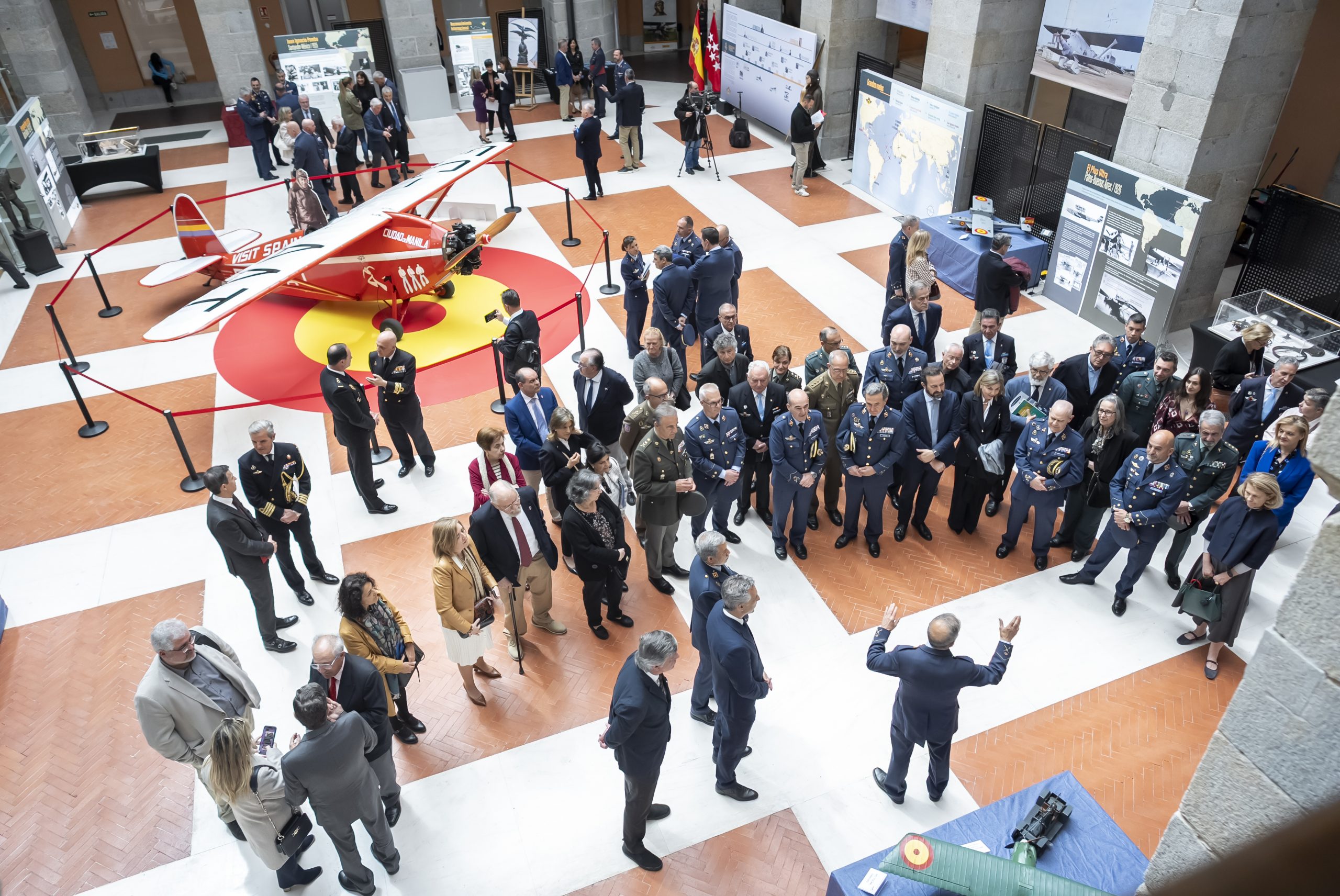 La Comunidad acoge una exposición de los grandes vuelos que conmemora las mayores gestas de la historia de la aviación española