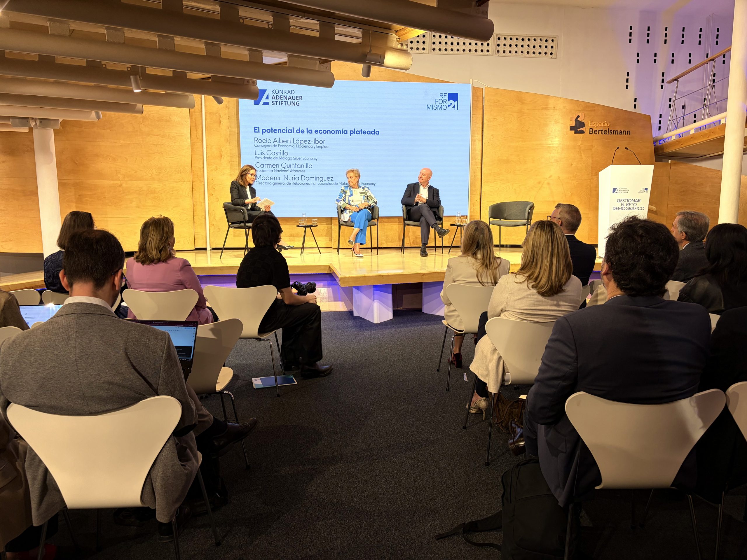 La Comunidad de Madrid subraya sus ayudas de hasta 7.500 euros a empresas que contraten profesionales mayores de 45 años