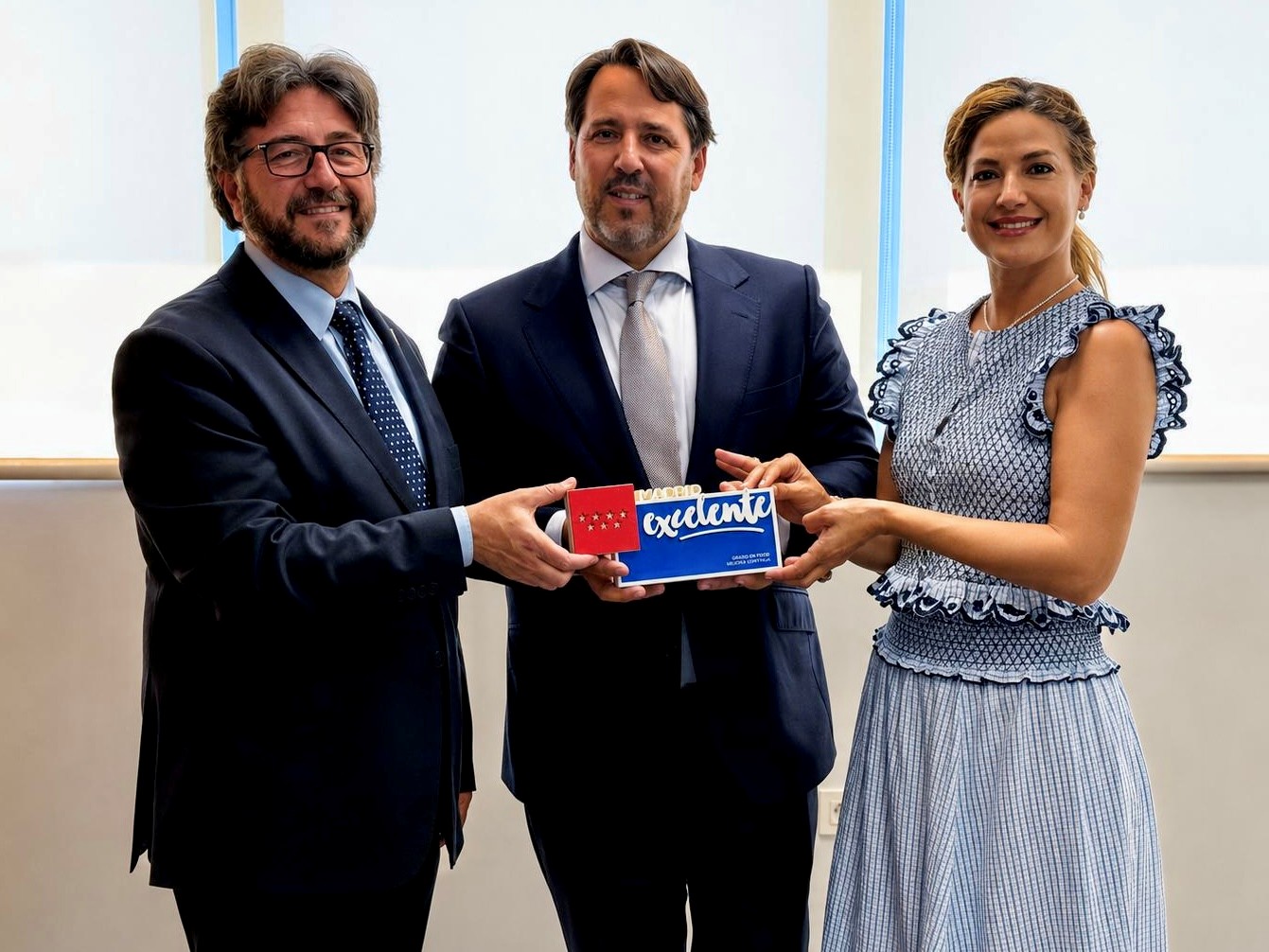 Salomón Aguado y Elena Mantilla entregan el Sello Madrid Excelente a la empresa pinteña Grupo Tav Food