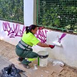 Limpiar grafitis del mobiliario urbano le cuesta a Pinto cerca de medio millón de euros al año
