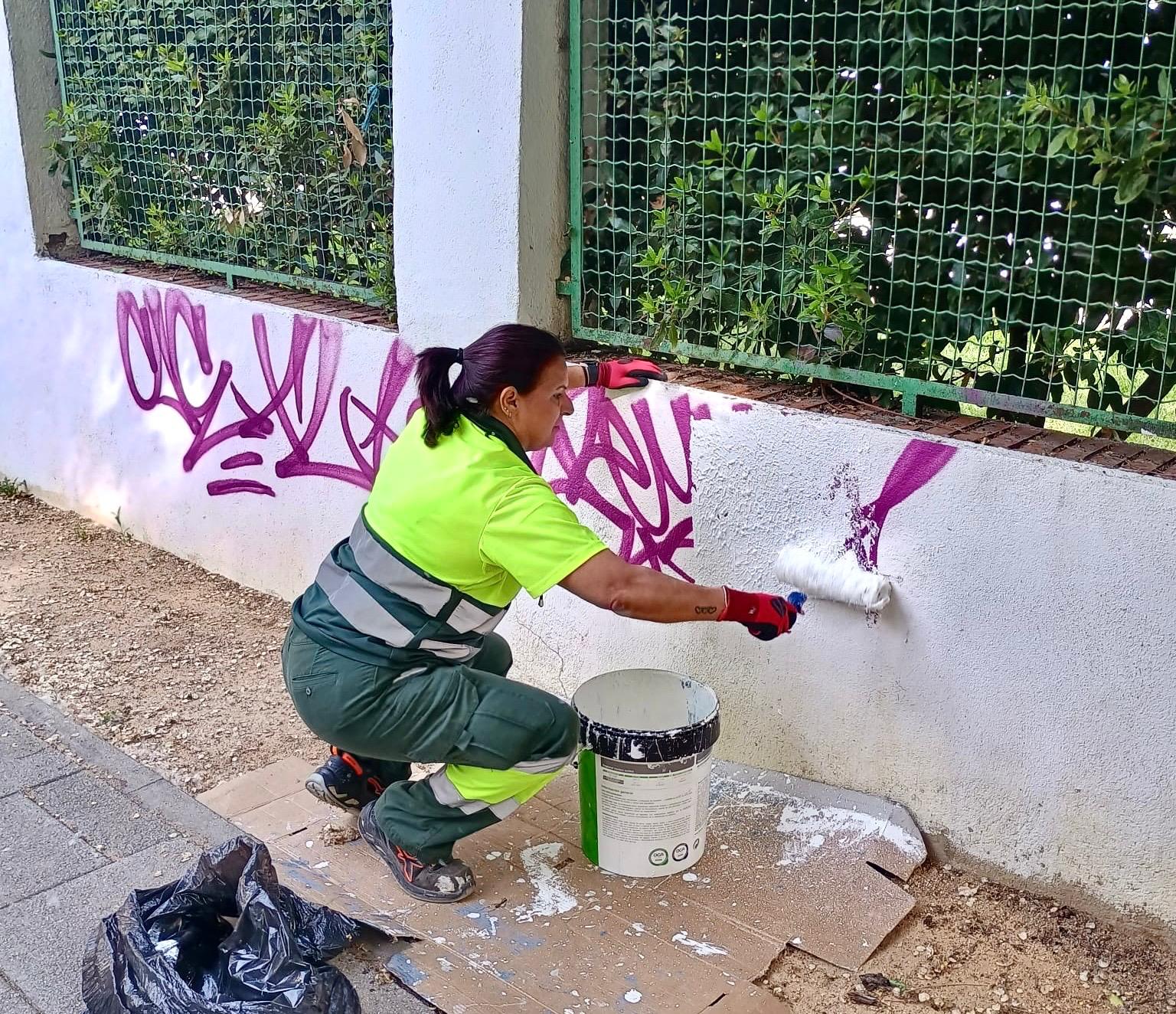 Limpiar grafitis del mobiliario urbano le cuesta a Pinto cerca de medio millón de euros al año