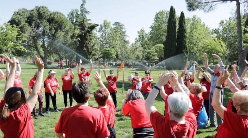Abuelos y nietos vuelven a unirse en el campamento intergeneracional de verano en Getafe