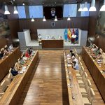 El Pleno aprueba, con el voto a favor del Gobierno (PP-ULEG), destinar 1,3 millones de euros para contenedores papeleras y bancos en toda la ciudad