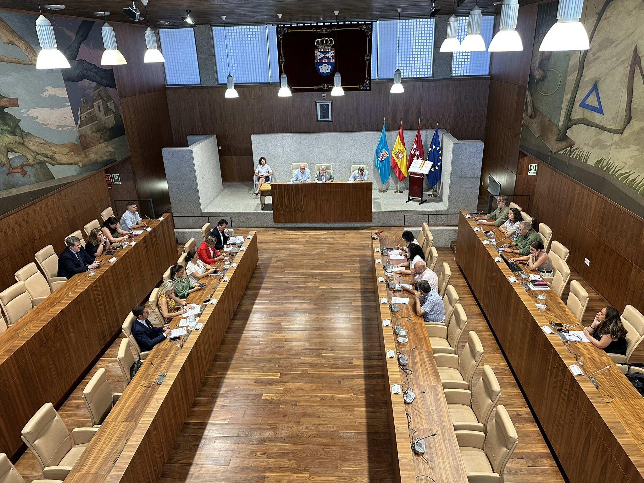 El Pleno aprueba, con el voto a favor del Gobierno (PP-ULEG), destinar 1,3 millones de euros para contenedores papeleras y bancos en toda la ciudad