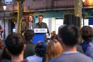 Miguel Ángel Recuenco y Ester Muñoz visitan comercios en Leganés para recoger sus demandas